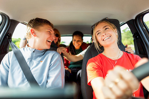 Gruppe junger sitzt in einem Carsharing Auto