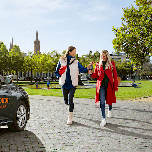 Junge Frauen vor Carsharing Auto